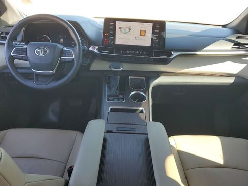 Certified 2021 Toyota Sienna XLE image 24