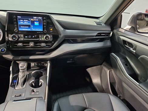 Used 2021 Toyota Highlander XSE FWD image 11