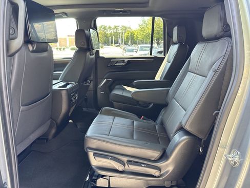 Used 2025 Chevrolet Suburban High Country AWD/4WD image 23