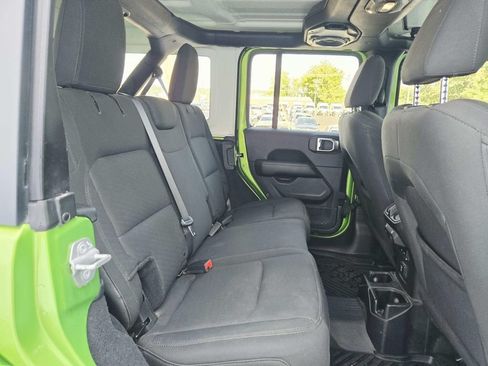 Used 2018 Jeep Wrangler Unlimited Sahara w/ Safety Group AWD/4WD image 15