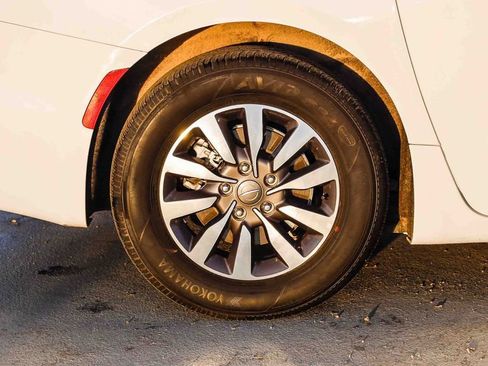 Used 2023 Chrysler Pacifica Touring-L image 12