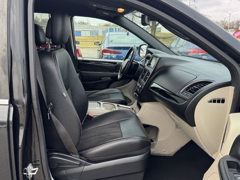 Used 2020 Dodge Grand Caravan SXT image 24