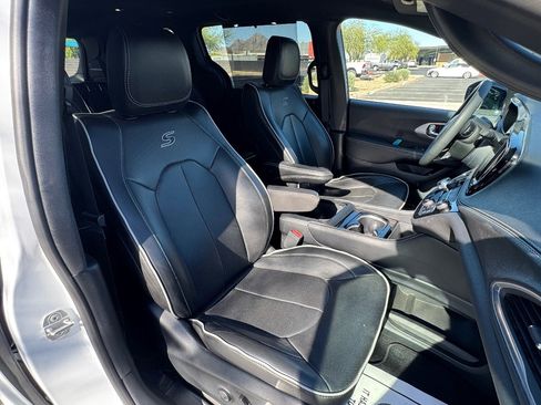 Used 2025 Chrysler Pacifica Limited FWD image 13