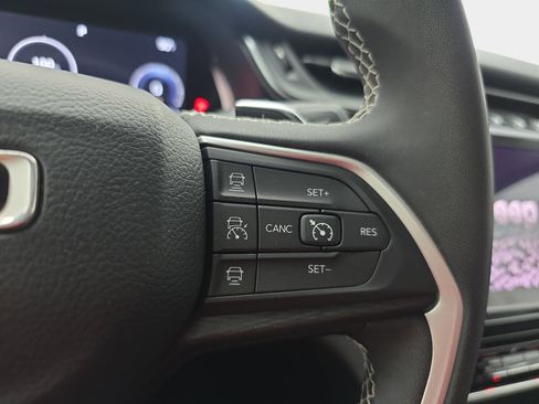 Used 2023 Jeep Grand Cherokee Laredo AWD/4WD image 17