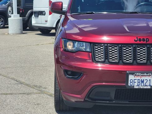 Used 2018 Jeep Grand Cherokee Altitude RWD image 3