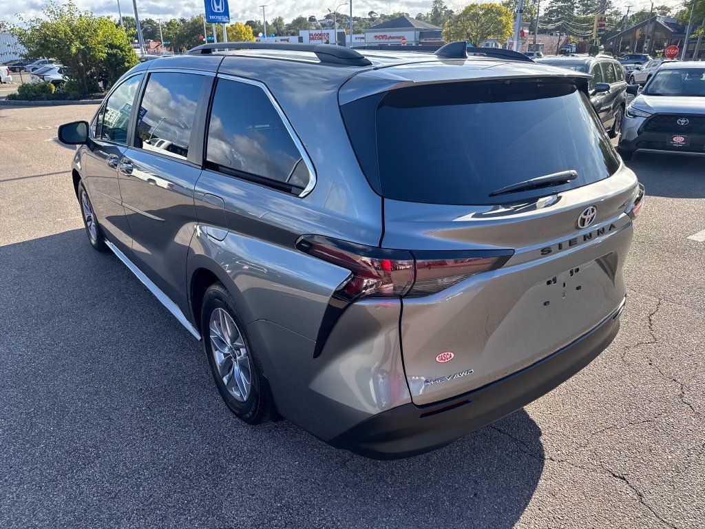 Used 2026 Toyota Sienna LE AWD/4WD image 5