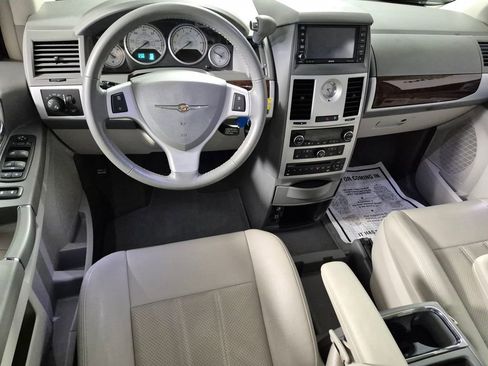 Used 2009 Chrysler Town & Country Touring image 10