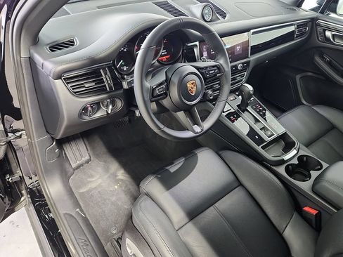 Certified 2026 Porsche Macan AWD/4WD image 4