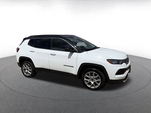 Used 2025 Jeep Compass Limited image 2
