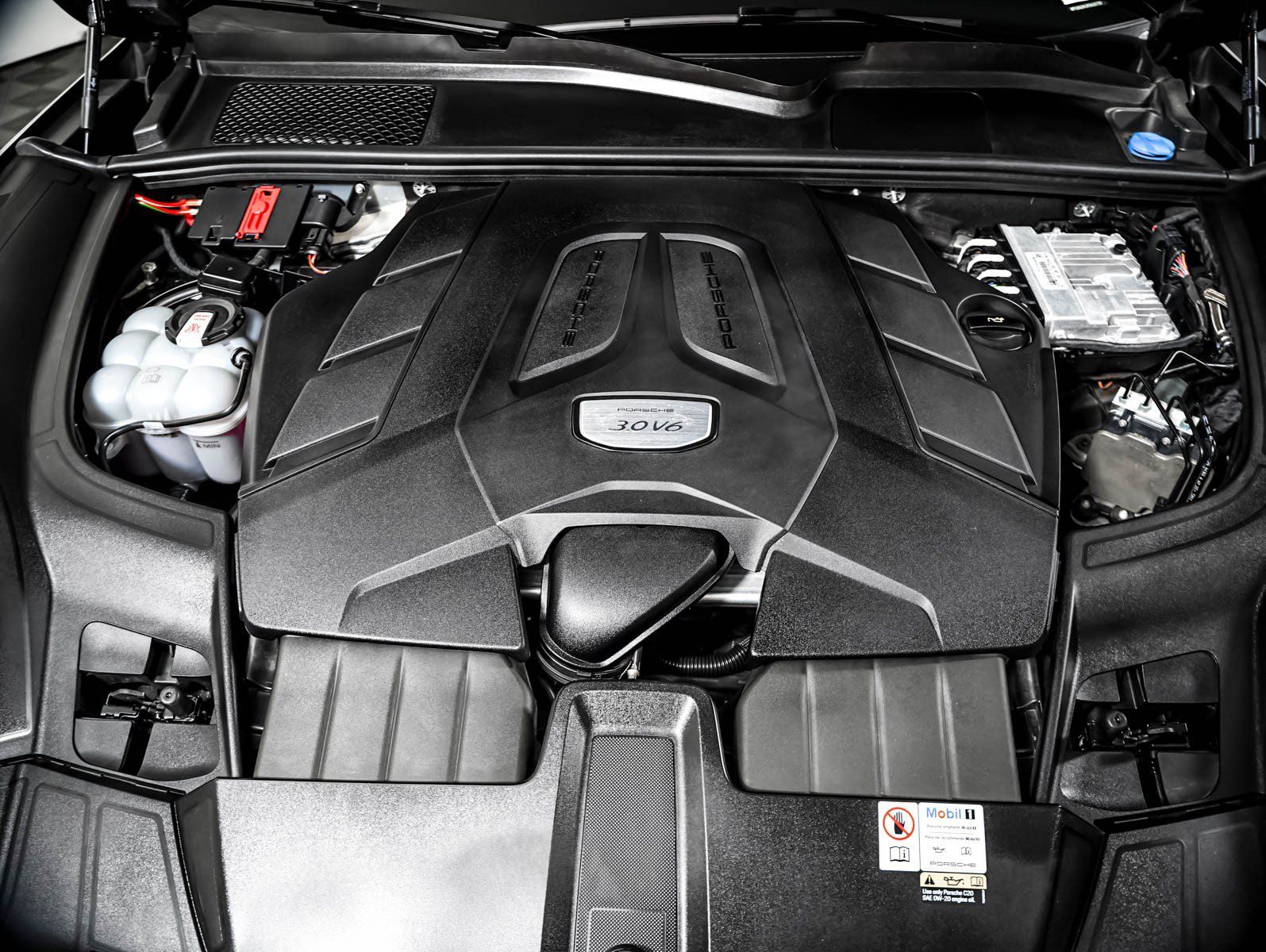 Certified 2023 Porsche Cayenne Platinum Edition w/ Towing Package w/o Tow Ball AWD/4WD image 12