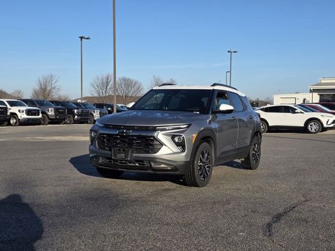 Used 2024 Chevrolet TrailBlazer ACTIV w/ Driver Confidence Package image 3