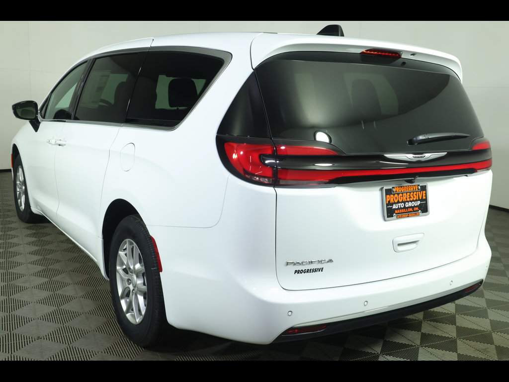 New 2026 Chrysler Pacifica Select FWD image 14