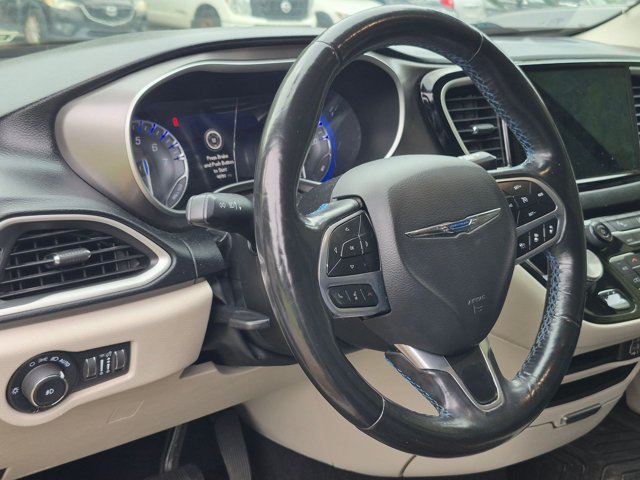 Used 2021 Chrysler Pacifica Touring-L FWD image 3