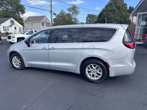 Used 2024 Chrysler Pacifica Touring-L FWD image 9