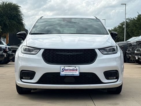 Used 2024 Chrysler Pacifica Limited FWD image 2