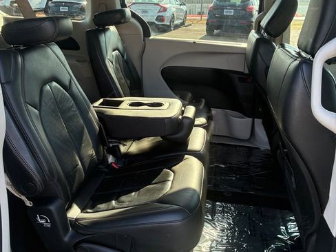 Used 2020 Chrysler Pacifica Touring-L image 14