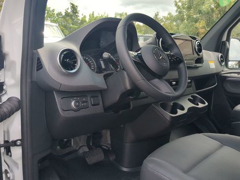 Used 2025 Mercedes-Benz Sprinter 2500 image 2