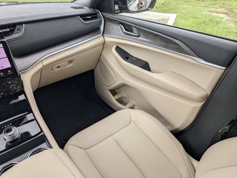Used 2025 Jeep Grand Cherokee Limited RWD image 22