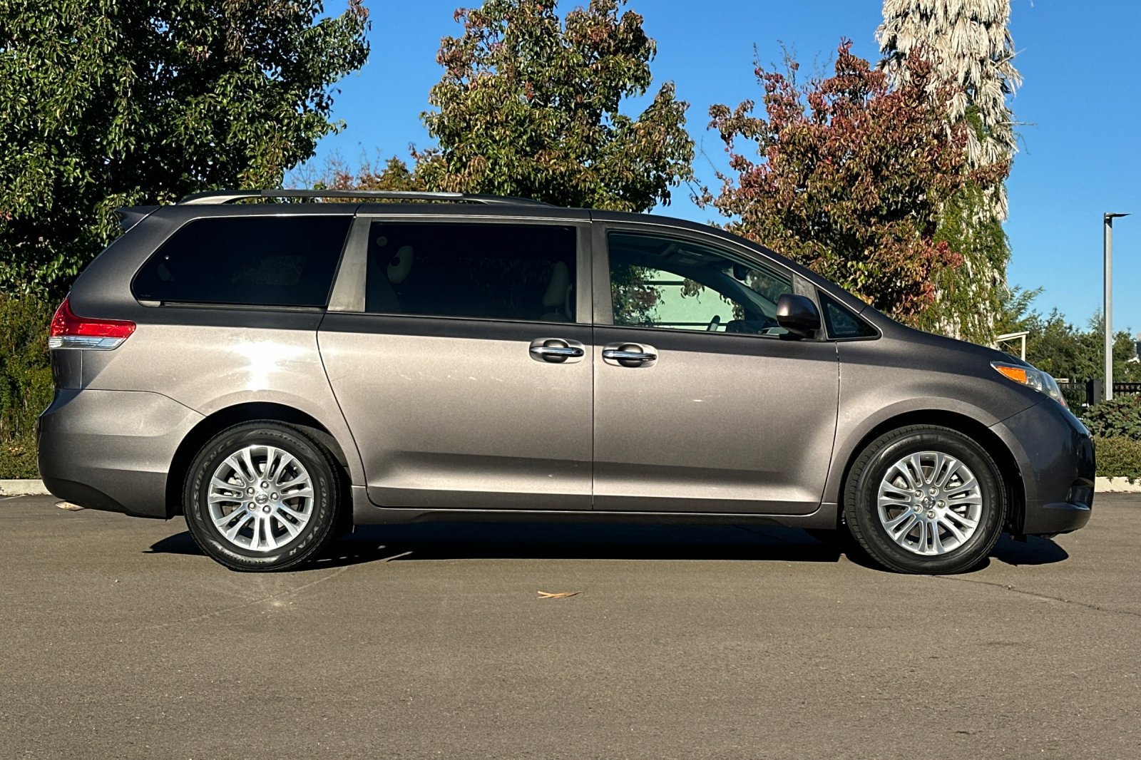 Used 2013 Toyota Sienna XLE w/ Premium Pkg FWD image 3