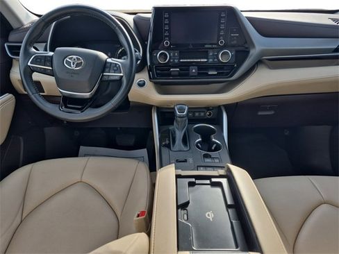 Used 2021 Toyota Highlander XLE image 10