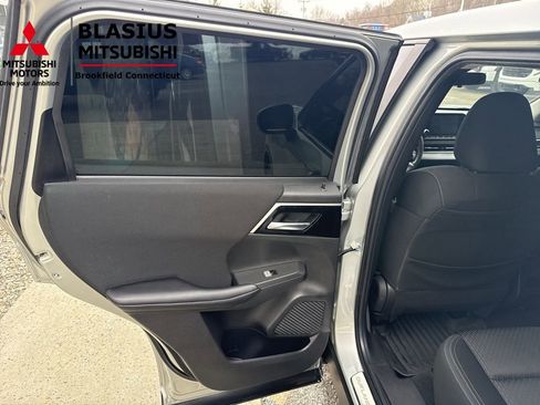 Used 2022 Mitsubishi Outlander ES image 23