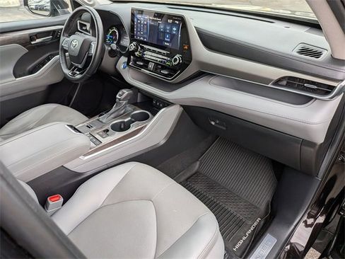 Used 2021 Toyota Highlander Limited image 24