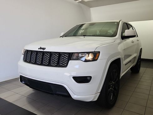 Used 2018 Jeep Grand Cherokee Altitude image 2