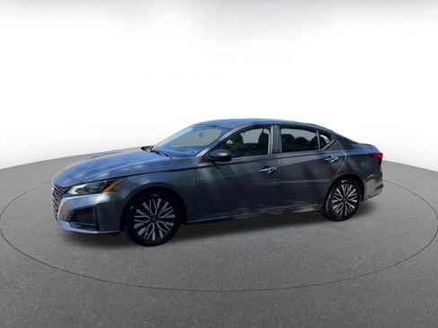 Used 2025 Nissan Altima 2.5 SV FWD image 8