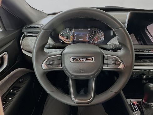 Used 2024 Jeep Compass Latitude image 11