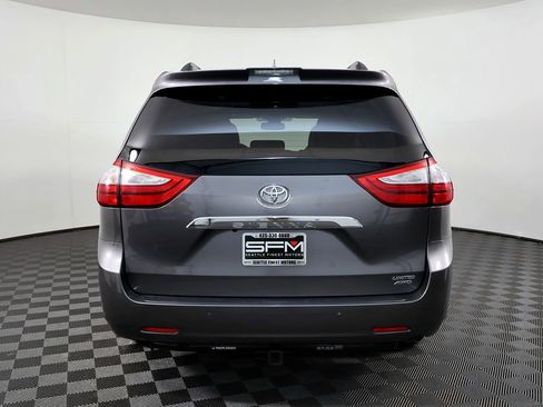 Used 2018 Toyota Sienna Limited image 10
