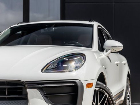 Certified 2024 Porsche Macan AWD/4WD image 16