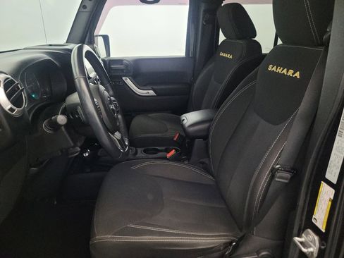 Used 2015 Jeep Wrangler Unlimited Sahara w/ Connectivity Group image 17