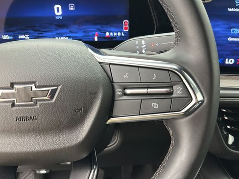 Used 2025 Chevrolet Suburban Z71 AWD/4WD image 17