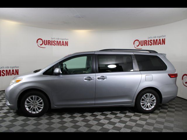 Used 2017 Toyota Sienna XLE w/ XLE Navigation Package FWD image 4