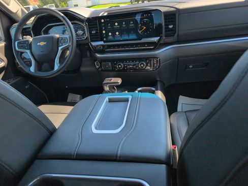 Used 2022 Chevrolet Silverado 1500 LTZ w/ LTZ Convenience Package II AWD/4WD image 18