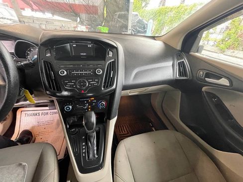 Used 2018 Ford Focus SE FWD image 3