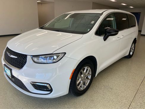 Used 2024 Chrysler Pacifica Touring-L image 1