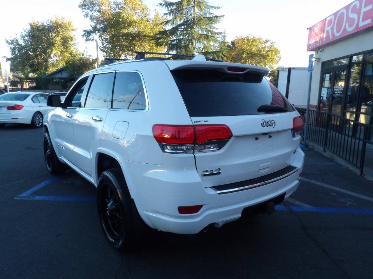 Used 2014 Jeep Grand Cherokee Overland w/ Advanced Technology Group AWD/4WD image 4