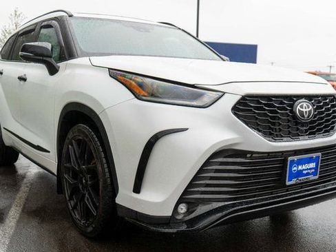 Used 2022 Toyota Highlander XSE w/ Protection Package #3 (TMS) AWD/4WD image 4