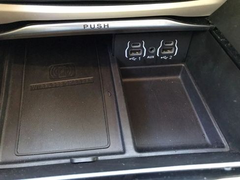 Used 2023 Chrysler Pacifica Limited FWD image 32