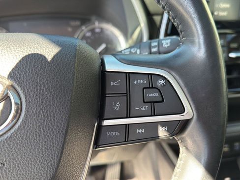 Used 2022 Toyota Highlander XLE FWD image 23