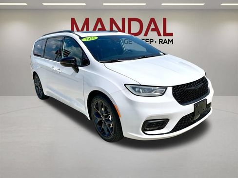 Used 2025 Chrysler Pacifica Limited FWD image 4
