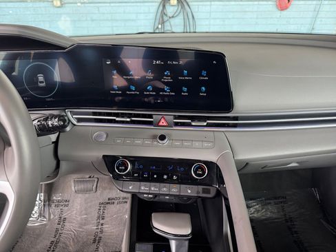 Used 2025 Hyundai Elantra SEL image 18