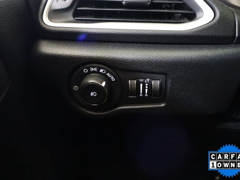Used 2025 Chrysler Pacifica Select FWD image 33