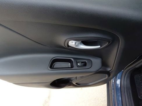 Used 2023 Jeep Renegade Latitude image 30