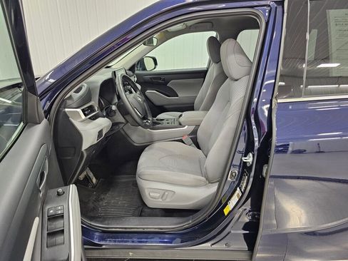 Used 2021 Toyota Highlander LE image 2