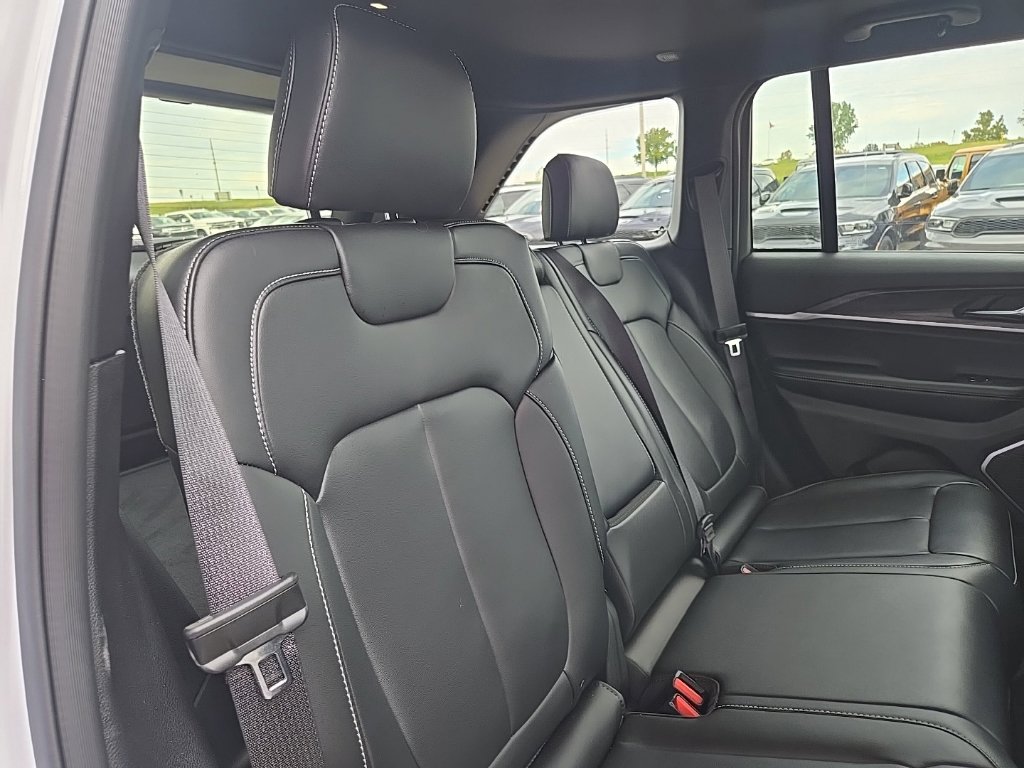 New 2026 Jeep Grand Cherokee Limited w/ Limited Altitude Package AWD/4WD image 28