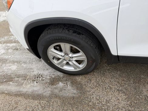 Certified 2022 Chevrolet Trax LS w/ Tint and Cruise Package image 14