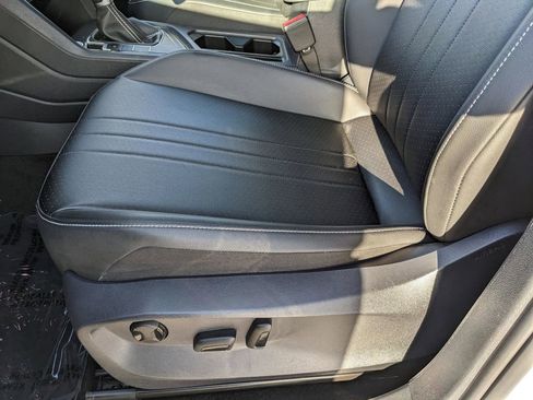 Certified 2023 Volkswagen Tiguan SE w/ Panoramic Sunroof Package image 19