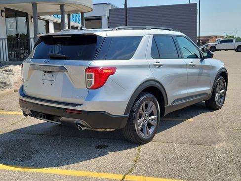 Used 2023 Ford Explorer XLT w/ Equipment Group 202A AWD/4WD image 4